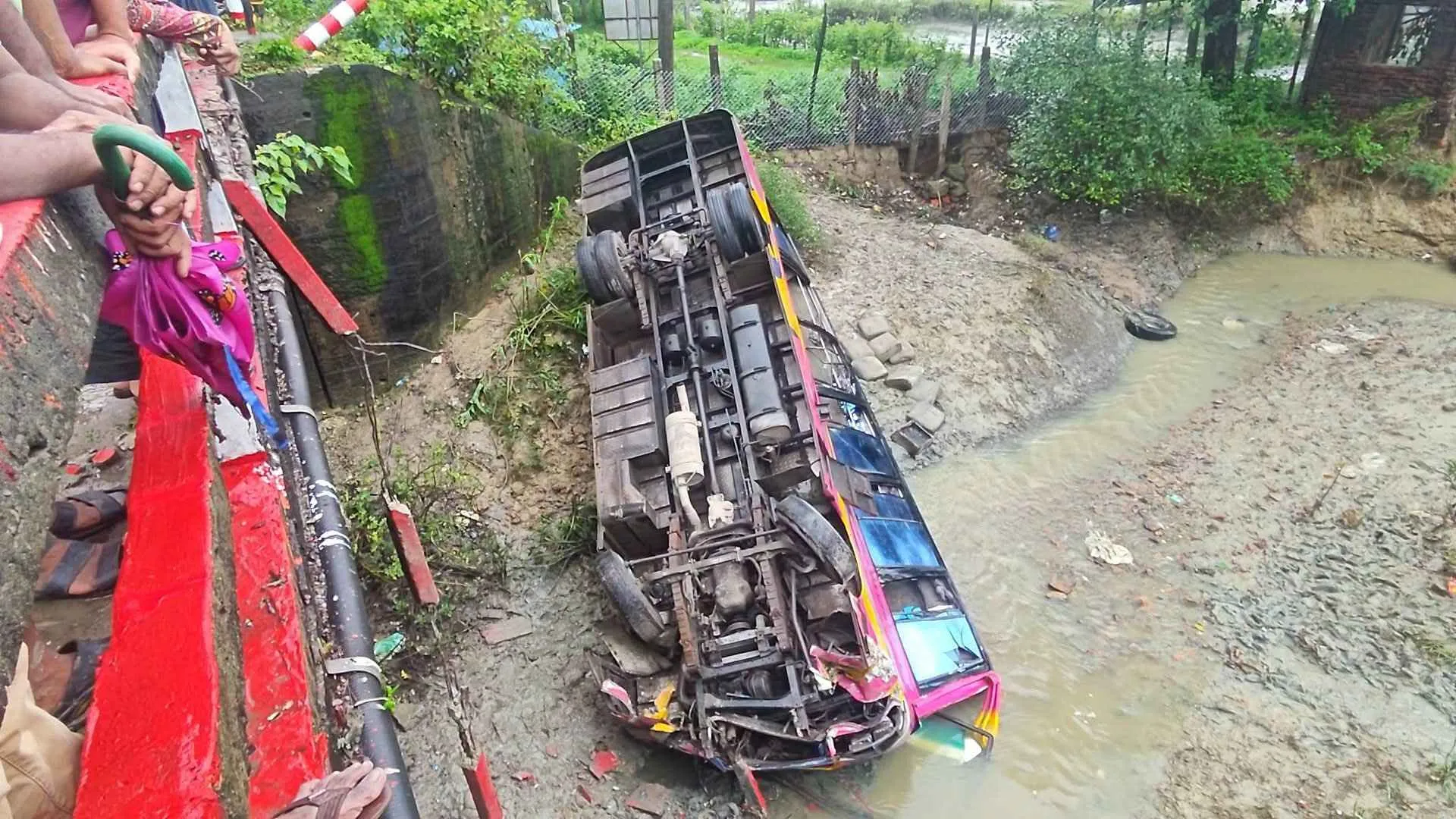 টেকনাফে নিয়ন্ত্রণ হারিয়ে বাস খাদে