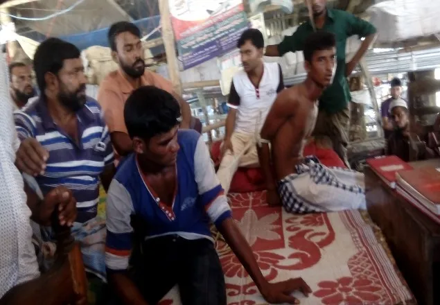 কুয়াকাটায় দুই জেলেকে রশিতে বেঁধে বেধড়ক মারধর