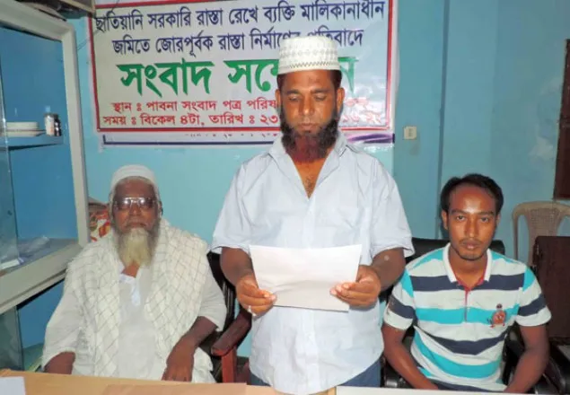 পাবনায় বাগানের আম ও পেয়ারা গাছ কেটে ফেলেছে দুবৃর্ত্তরা