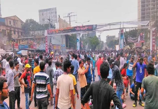 জবি শিক্ষার্থীদের বিক্ষোভ, পল্টনে সড়ক অবরোধ