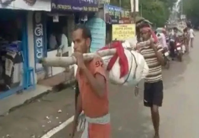 ভারতে এবার লাশ ভেঙে কাঁধে নিয়ে থানায় প্রেরণ
