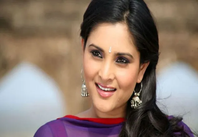  নায়িকার গাড়িতে পচা ডিম ছুড়ল বিক্ষোভকারীরা 