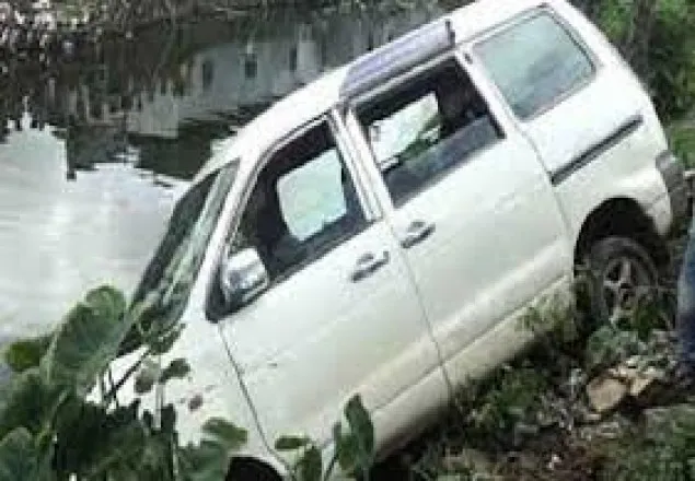 কুমিল্লায় মাইক্রোবাস খাদে পড়ে নারীসহ নিহত ৫