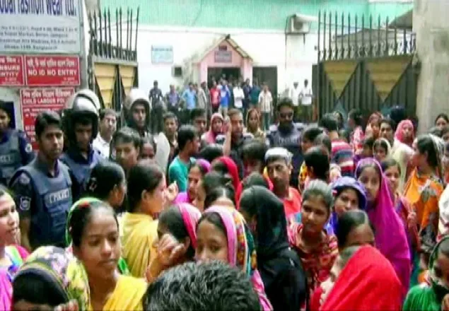আশুলিয়ায় শ্রমিক বিক্ষোভ,পোশাক কারখানা বন্ধ