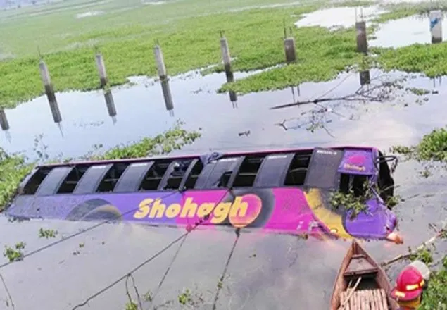 সাভার ধামরাইয়ে বাস খাদে পড়ে নিহত ১ আহত ২৫