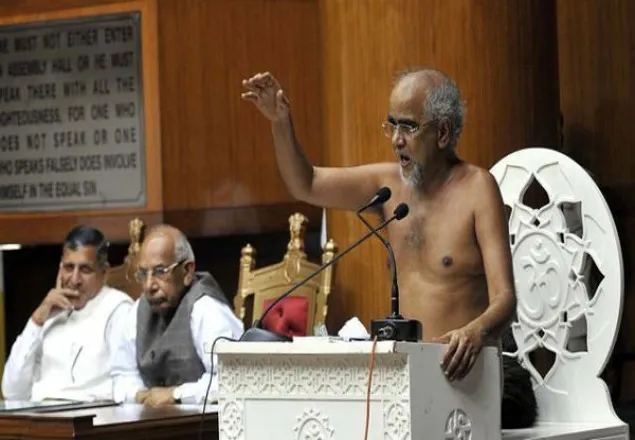 নগ্ন সাধু ভাষণ দিলেন বিধানসভায়!
