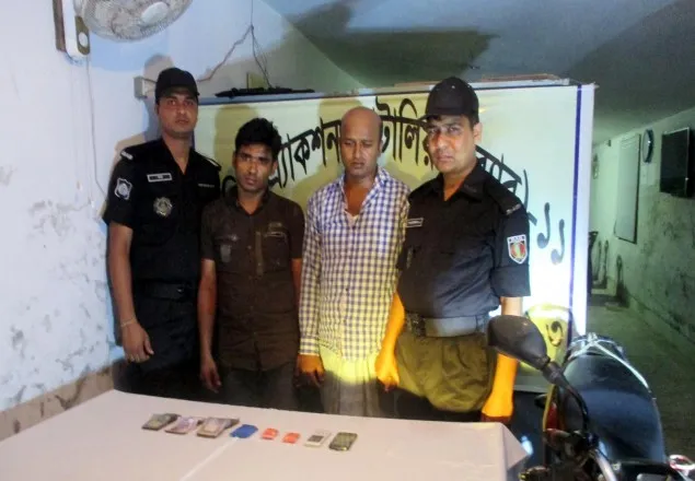 নোয়াখালীতে ইয়াবা, নগদ টাকা ও মোটরসাইকেলসহ আটক ২