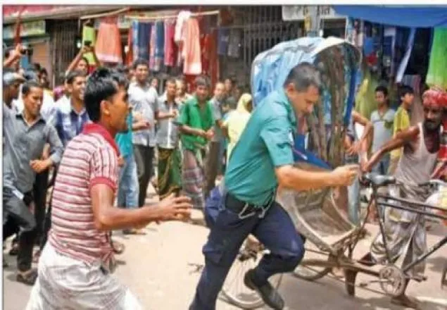 তরুণীকে ধর্ষণে পুলিশ, অবশেষে গণধোলাই