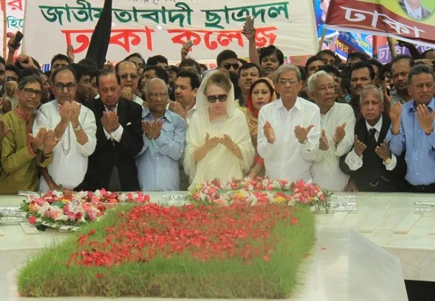 প্রতিষ্ঠাবার্ষিকীতে জিয়ার মাজারে খালেদার শ্রদ্ধা