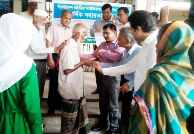 সমাজসেবার অনুদান পেয়ে মহা খুশি মসলেম শাহ !