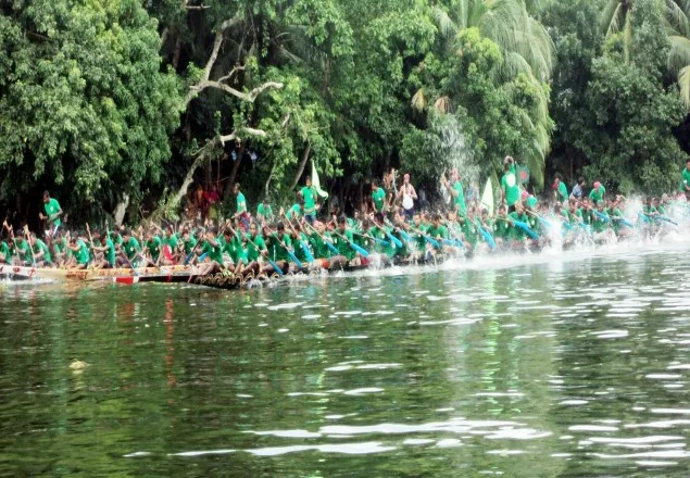 নড়াইলে চিত্রা নদীতে নৌকা বাইচ অনুষ্ঠিত