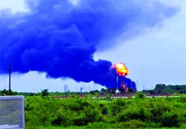 ফ্লোরিডায় কেনেডি স্পেস সেন্টারে বিস্ফোরণ