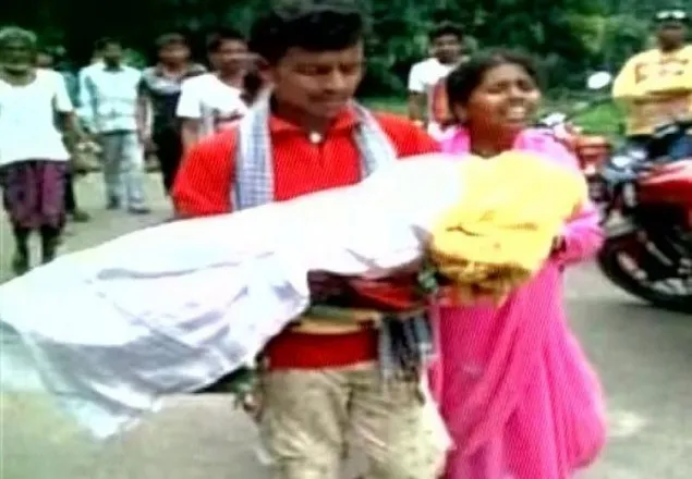 এবার মেয়ের লাশ নিয়ে ৬ কিলোমিটার হাঁটলেন বাবা