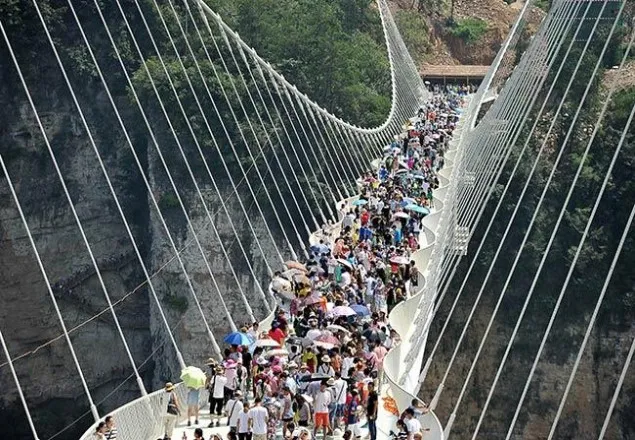 চালুর ১৩ দিন পরই বন্ধ চীনের কাচের সেতু