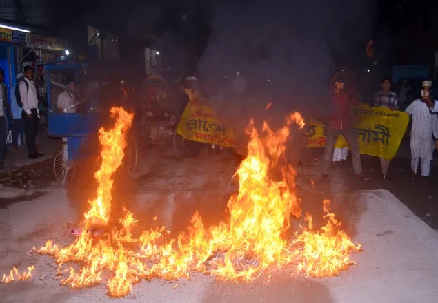 হরতালের সমর্থনে আগুন জালিয়ে সড়ক অবরোধ