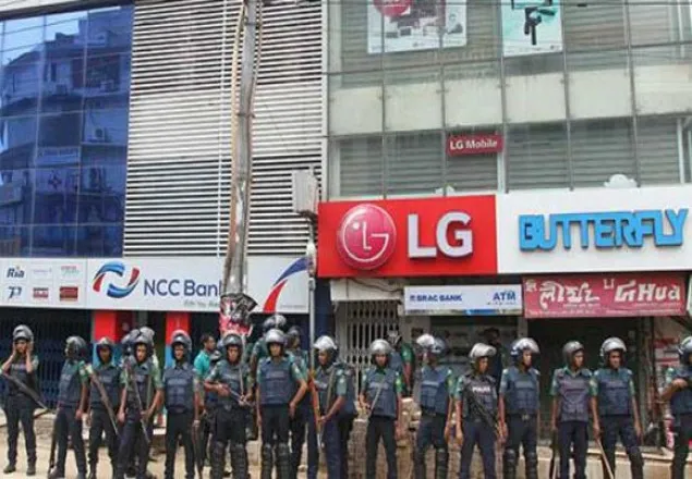 চুরির উদ্দেশ্যে গুলশানের শোরুমে যুবকের প্রবেশ