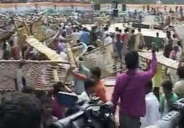 রাহুল গান্ধির সভায় লুটপাট