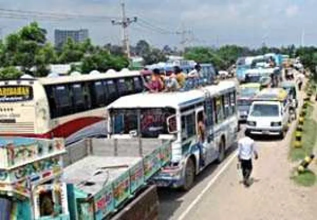যানজটে ঘরমুখো মানুষের তীব্র ভোগান্তি