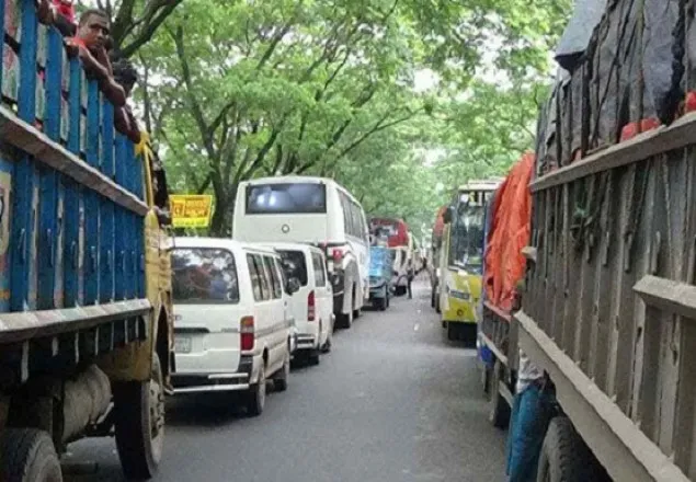 কুমিল্লায় থেমে থেমে চলছে গাড়ি, দিশেহারা যাত্রীরা