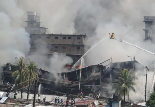 বয়লার বিস্ফোরণ: পাশের ৫ তলায় ছড়িয়ে পড়েছে আগুন