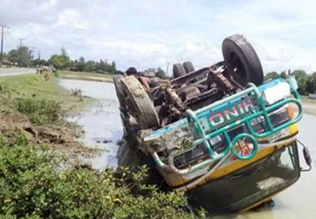 টাঙ্গাইলে নিয়ন্ত্রণ হারিয়ে ট্রাক খাদে, নিহত ২ 