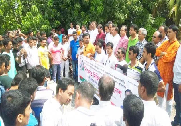 ঝিনাইদহের বিএনপির নেতারা পুলিশের বাধায় প্রতিবাদ সমাবেশ করলো অফিসের ছাদে !
