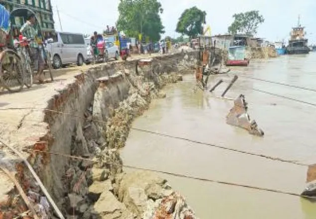 দৌলতদিয়ায় পদ্মার ভাঙনে বন্ধ ৩ নম্বর ফেরিঘাট
