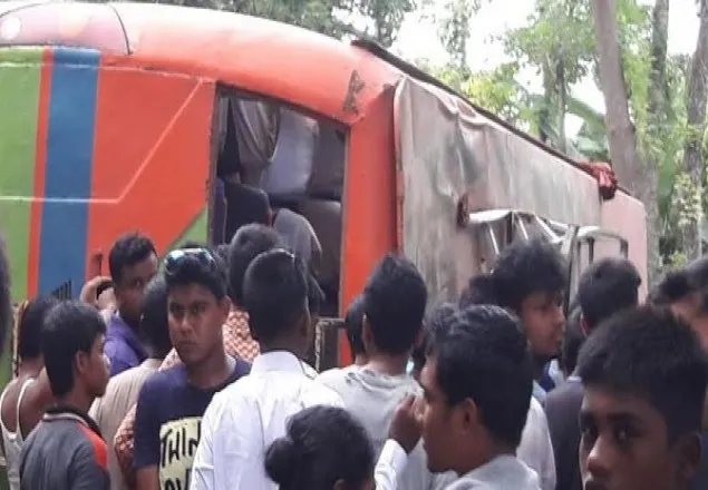 দিনাজপুরে যাত্রীবাহী বাস উল্টে নিহত ৪, আহত ৩৩
