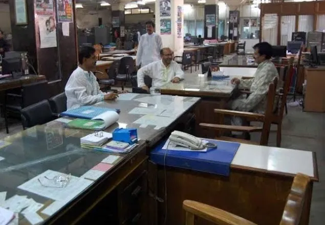 ব্যাংক-বীমা খুললেও ঈদের আমেজ কাটেনি