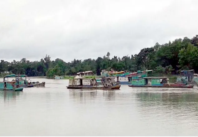 সুরমা নদীতে বালু উত্তোলন চলছেই, রহস্যময় ভূমিকা প্রশাসনের!