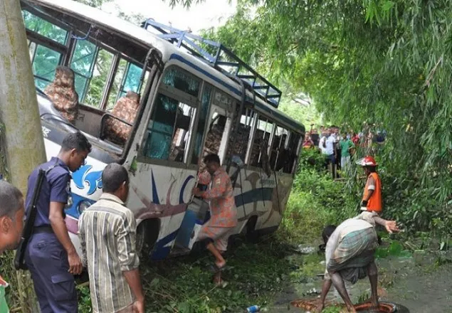 সিলেটে যাত্রীবাহী বাস খাদে, নিহত ৩