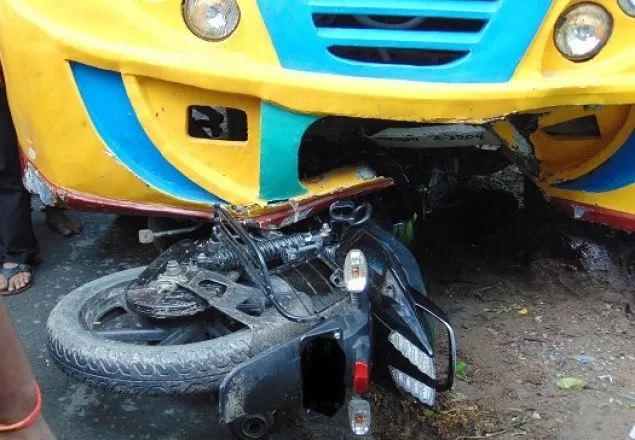 ঝালকাঠিতে বাস-মোটরসাইকেলের মুখোমুখি সংঘর্ষে নিহত ২