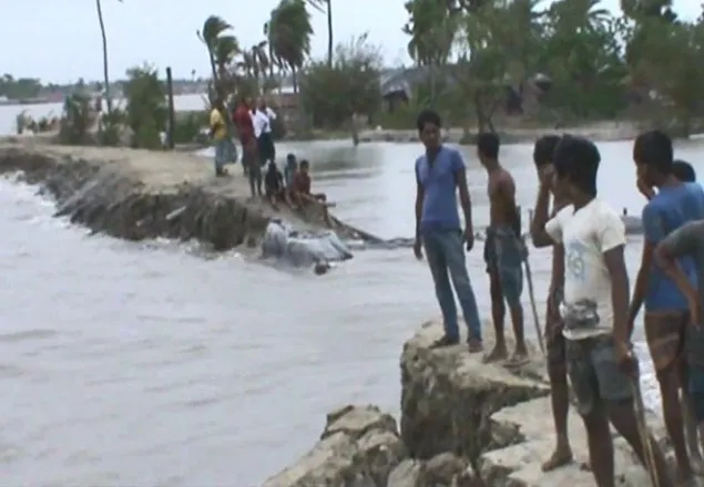 আশাশুনিতে কপোতাক্ষ নদের বাঁধ ভেঙে ২ গ্রাম প্লাবিত