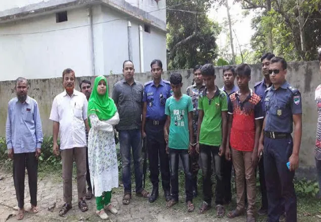 ছাত্রীদের উত্যক্ত করার অভিযোগে দুই বখাটের দন্ড