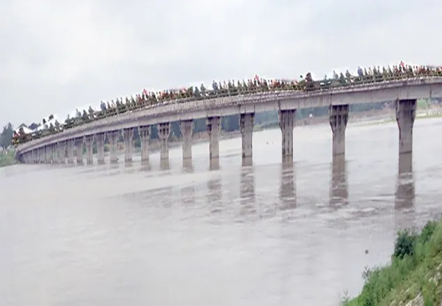 সেতুর উপর বিনোদন প্রেমীদের ঢল