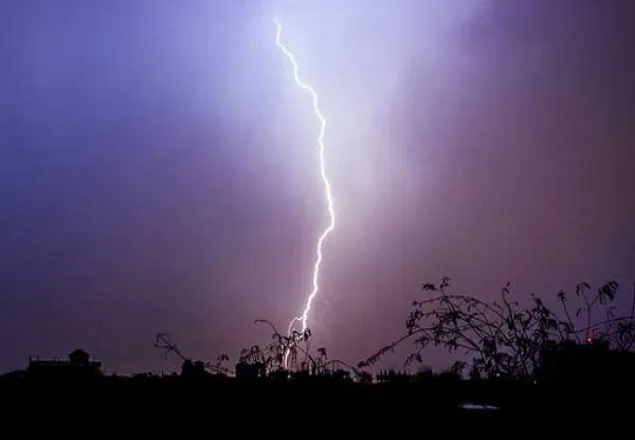 বজ্রপাতে নিহত ১৩