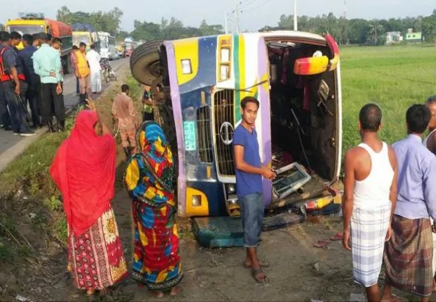 টাঙ্গাইলে বাস উল্টে নিহত ১