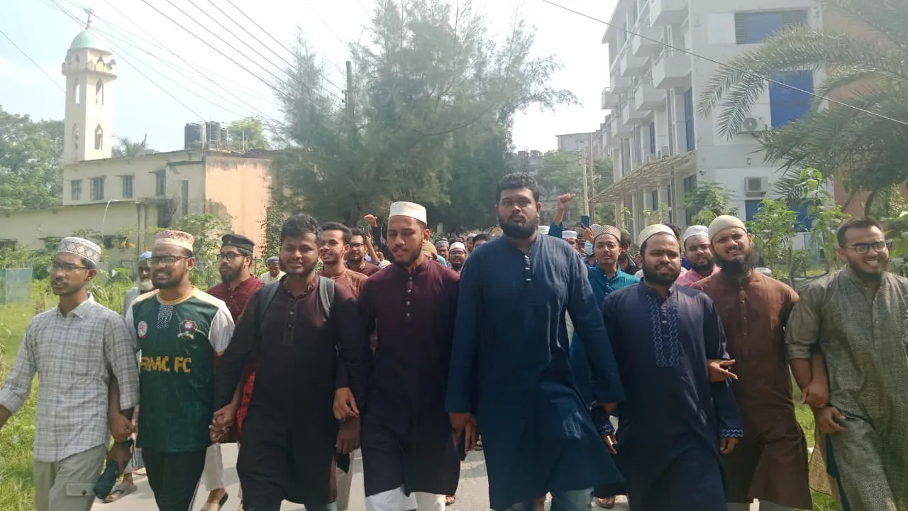 ইসকন নিষিদ্ধের দাবীতে শেবাচিম শিক্ষার্থীদের বিক্ষোভ