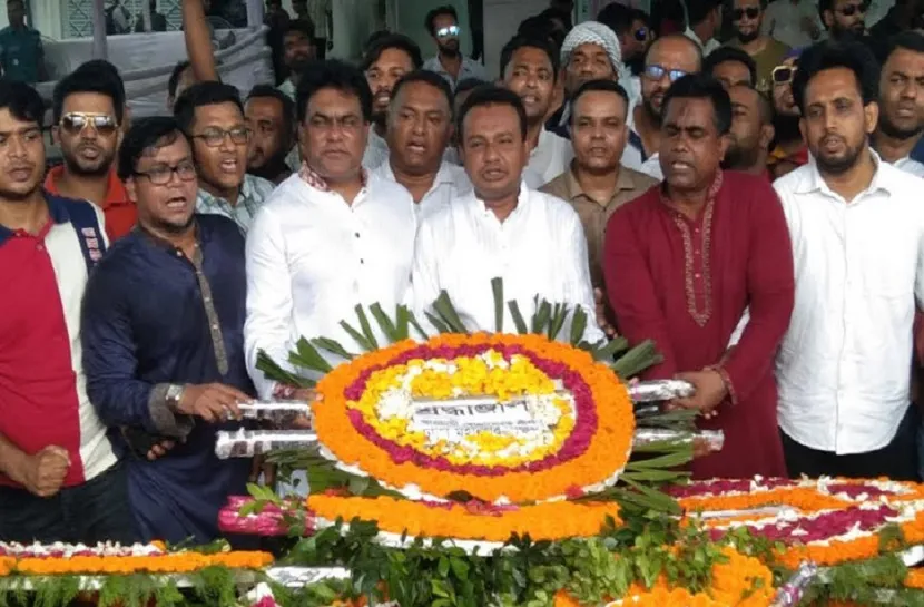 বঙ্গবন্ধুর প্রতিকৃতিতে স্বেচ্ছাসেবক লীগের শ্রদ্ধা
