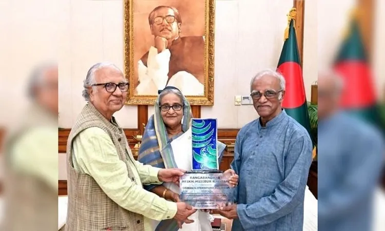 বঙ্গবন্ধুকে দেওয়া পুরস্কার প্রধানমন্ত্রীর কাছে হস্তান্তর