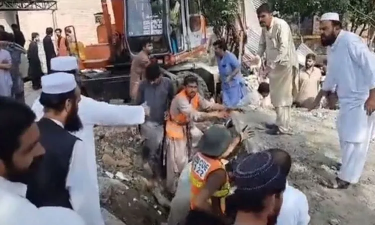 পাকিস্তানে আরেক জায়গায় বোমা হামলা, ধসে পড়েছে মসজিদ