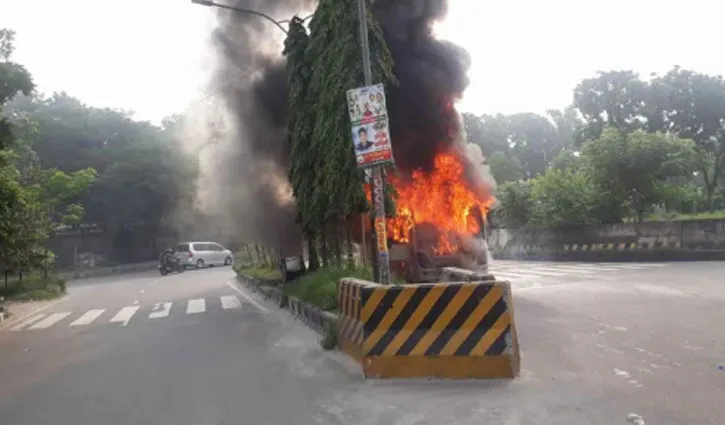 রাজধানীর আগারগাঁওয়ে বাসে আগুন