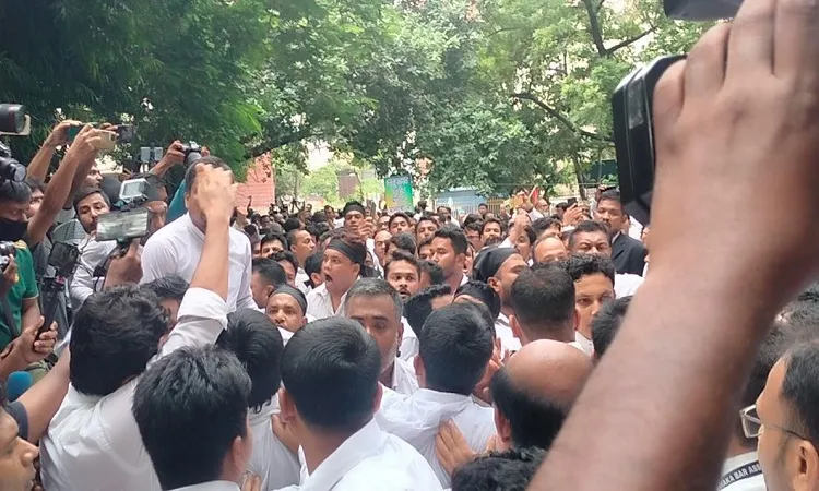 আদালত প্রাঙ্গণে বিএনপি ও আওয়ামীপন্থি আইনজীবীদের হাতাহাতি