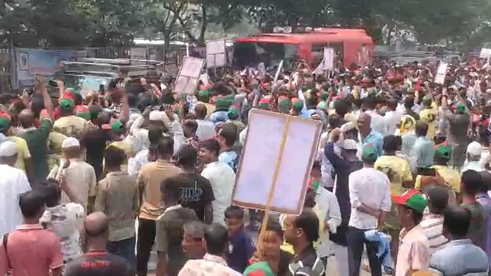 ঢাকা-চট্টগ্রাম মহাসড়কে ঢোল-বাদ্য বাজিয়ে নেতাকর্মীদের আনন্দ-মিছিল