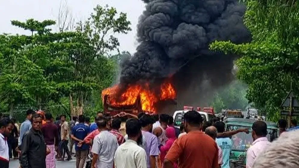 বাসচাপায় বাবা-ছেলের মৃত্যু, বাসে আগুন দিলো বিক্ষুদ্ধ জনতা