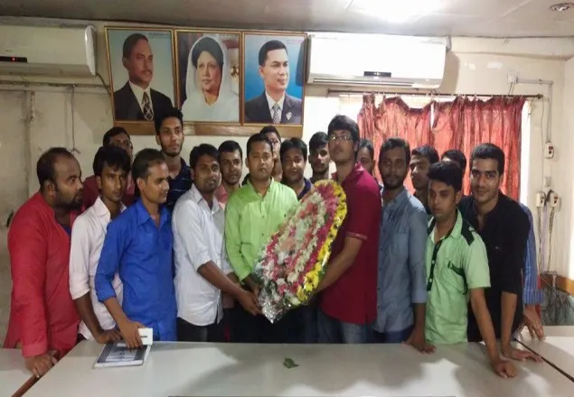 জবি ছাত্রদলের ভারপ্রাপ্ত সাধারণ-সম্পাদককে ফুলের শুভেচ্ছা