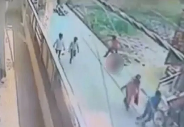 দিল্লিতে প্রকাশ্যে নারী হত্যা, সাহায্যে এগিয়ে অাসেনি কেউ 