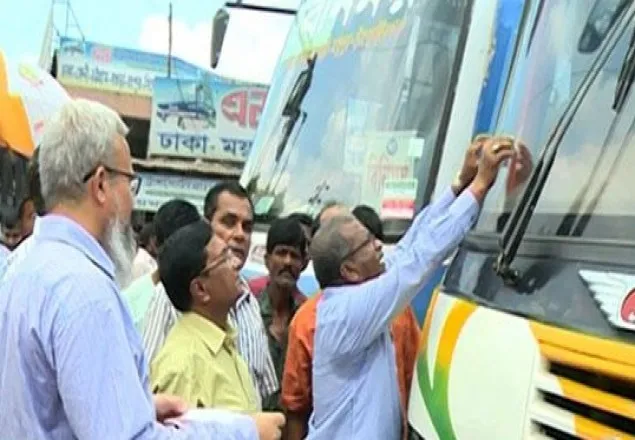 দুর্ঘটনা এড়াতে গাড়িতে গাড়িতে বিআরটিএর স্টিকার
