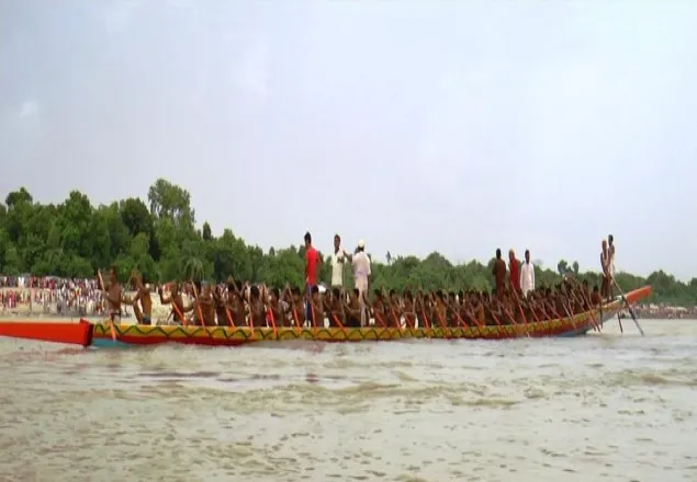 নৌকাবাইচ ঘিরে উৎসব মুখর গড়াই পাড়