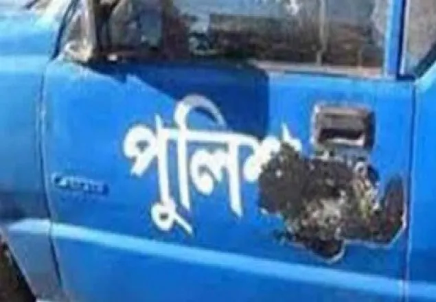 মাইক্রোবাস নিয়ন্ত্রণ হারিয়ে পুলিশ সুপারসহ আহত ৯